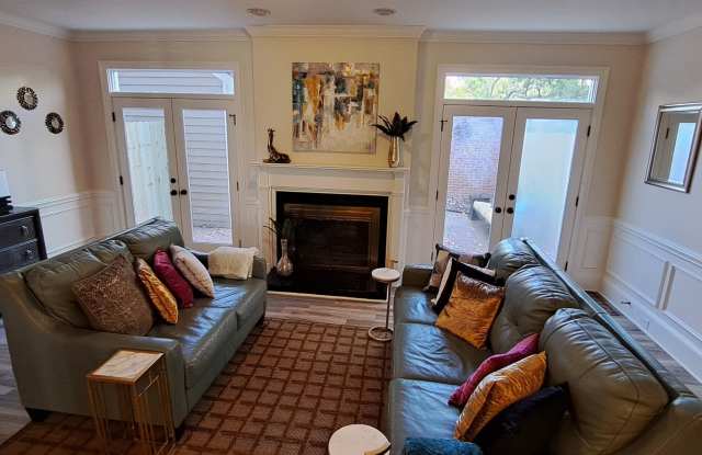 Gorgeous Furnished Three Bedroom Condo- Shorter/Long Term Leases Acceptable! Gallery 3