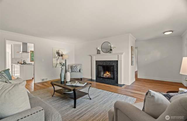 Spacious rambler-style 4 bed 2 bath house in Edmonds Gallery 3