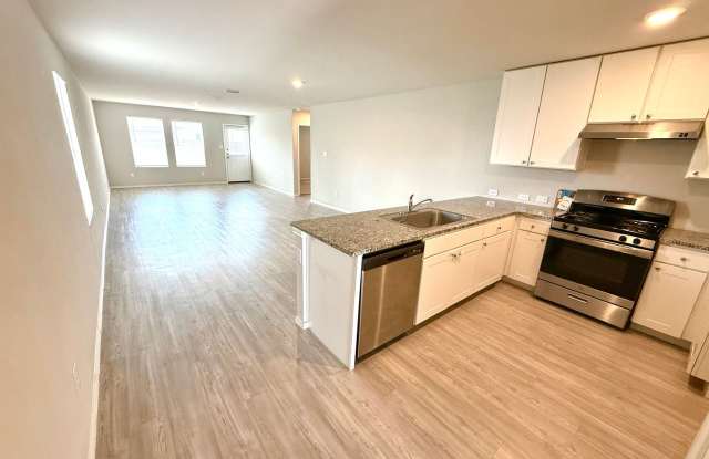 *MOVE IN SPECIAL* Comfortable Living with Open Kitchen & Fenced Yard! Gallery 3