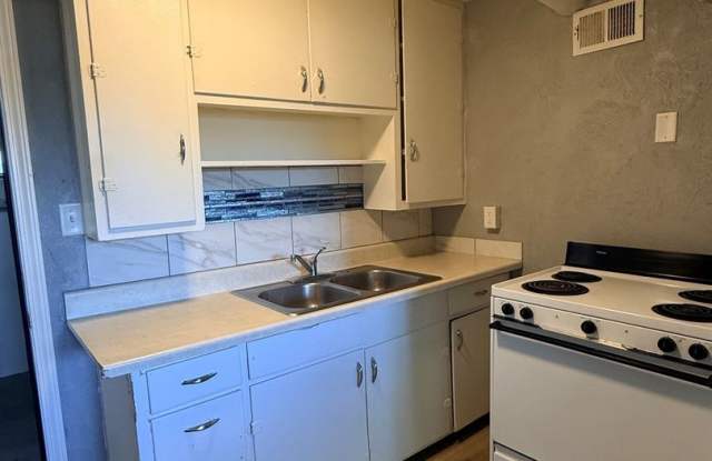 Bright & Spacious 2-Bed Basement Gem w/Garage Access Gallery 3