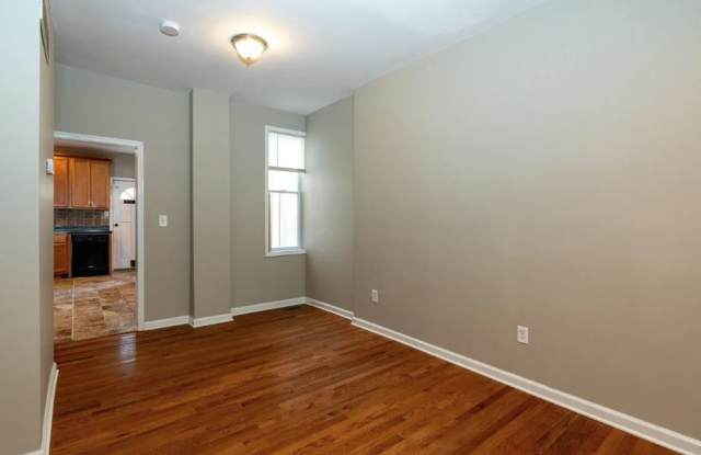 North York Gem | 3 Bed, 1.5 Bath with Hardwood Floors & Central Air! Gallery 4