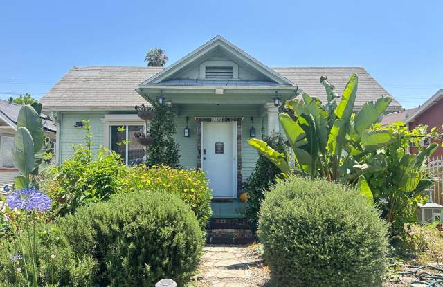 Peaceful Furnished 2 Bed/1 Bath Craftsman Bungalow w/ Expansive Self Sustaining Garden photos photos