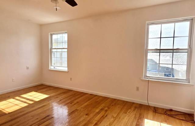 71 LOGAN AVE Gallery 4