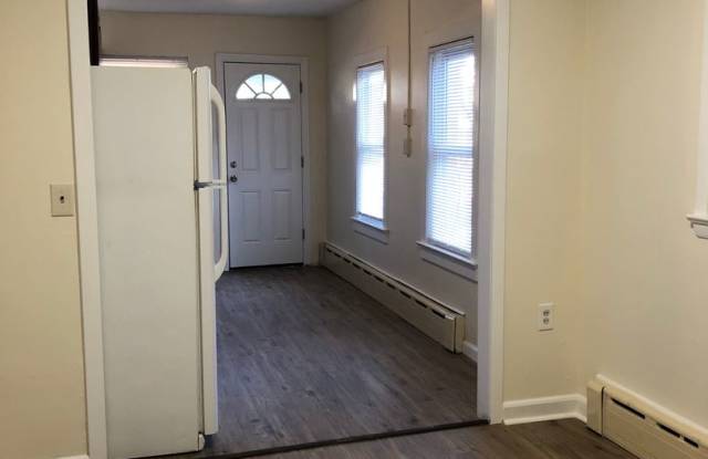 Great 3 Bedroom, 1 1/2 Bath Home! New Kitchen! Spacious Living Area! Fenced Yard! Gallery 4