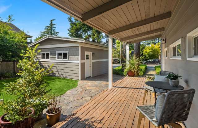 Spacious Enatai Home Near Lake Washington & Downtown Bellevue Gallery 3