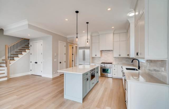 2240 W MEDILL AVE photos photos