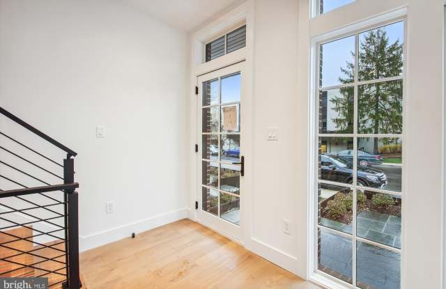 699 GIDDINGS Avenue Gallery 2
