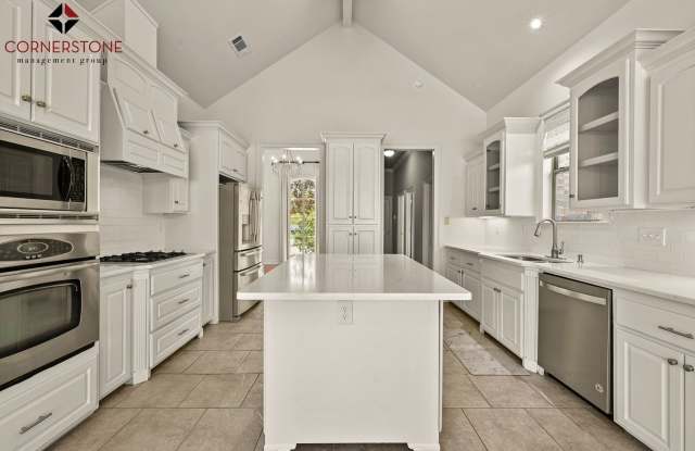 LOCATED OFF OF AIRLINE BY INDUSTRIPLEX! 4 BEDROOM, 3 BATHROOM! photos photos LOCATED OFF OF AIRLINE BY INDUSTRIPLEX! 4 BEDROOM, 3 BATHROOM! photos photos