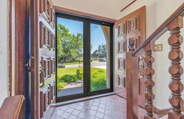 Checkout This 4bed 3bath Home in Shoreview! Gallery 3
