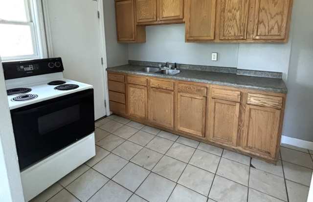**RENT RECENTLY REDUCED!! ** Spacious 2 bedroom Townhouse for rent!! Gallery 4