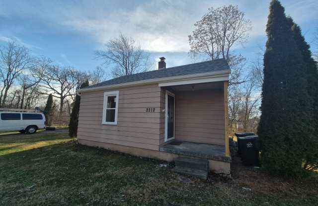 Cozy 1 bedroom house with large yard photos photos