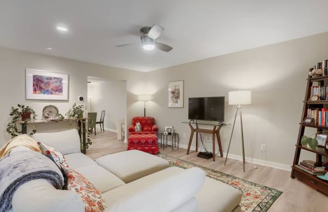 Spacious 3-Bedroom South Boulder Townhome with Finished Basement & Community Pool! Gallery 4