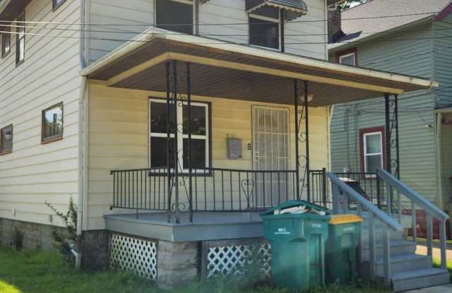 Charming 3-Bedroom Property $1400/month + $100 for Garage (optional) photos photos