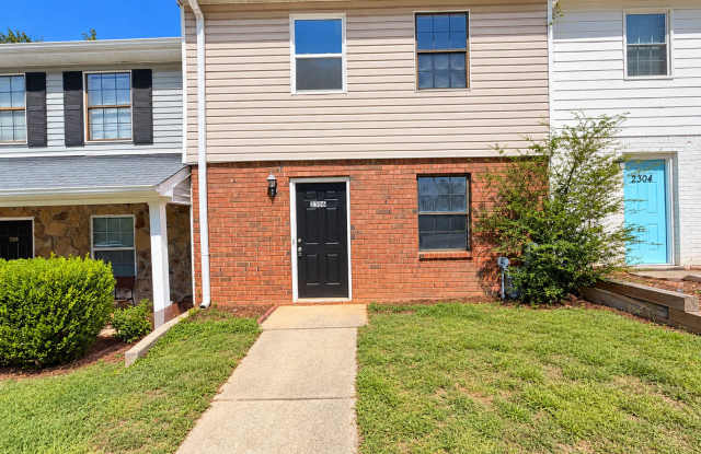 Spacious 2 Bed 1.5 Bath Condo Centered In Austell! Gallery 1