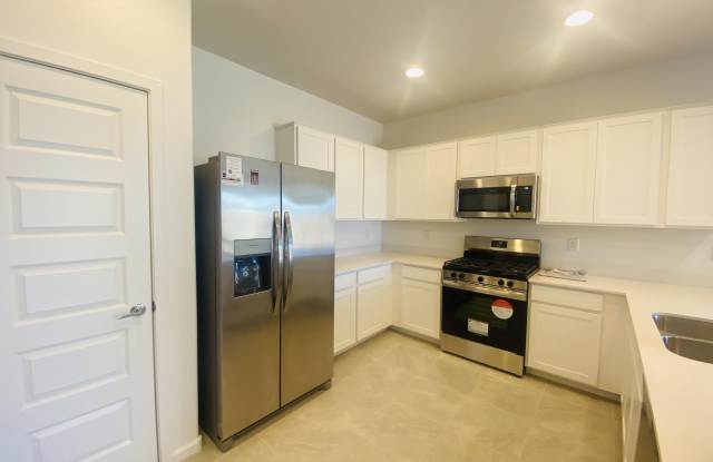 5531 S 23RD Drive Gallery 2