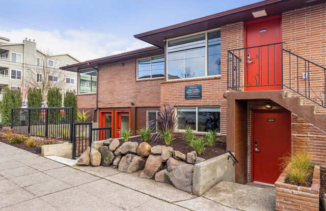 Seattle 3 Bedroom Apartment for Rent | Newly Remodeled Home with In-Unit Washer/Dryer, Private Entrance, Quartz Counters & Pet Friendly Living photos photos