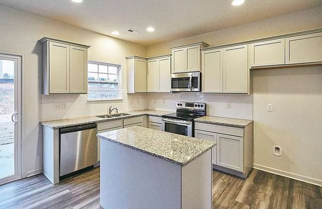 Room in 4 Bedroom Home at Great N White Way Gallery 4