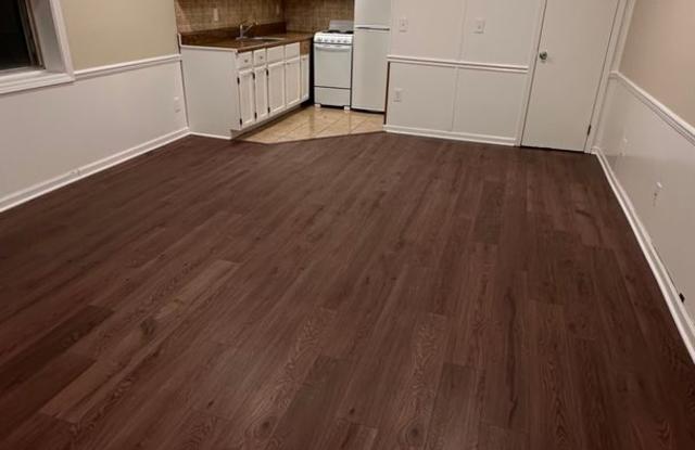 Nice 1 Bed 1 Bath Unit! Available Now! - 2008 Paul William Bryant Drive, Tuscaloosa, AL 35401