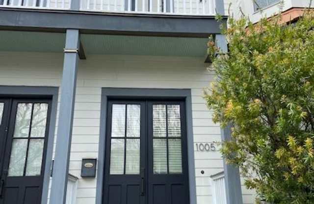 Luxury Townhome in the Heart of Downtown with Private Parking Gallery 1
