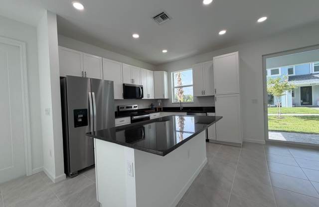 4402 Longwood Lake Square Gallery 2