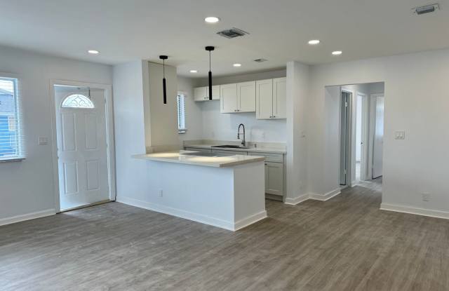 SE HABLA ESPANOL - Fully Renovated - 2 Bedroom 1 Bath - NOW Available! Gallery 2