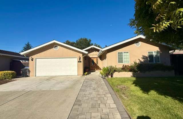 Gorgeous 4-bedroom, 2.5-bathroom home located in the Noddin Area. Available Now! Gallery 1