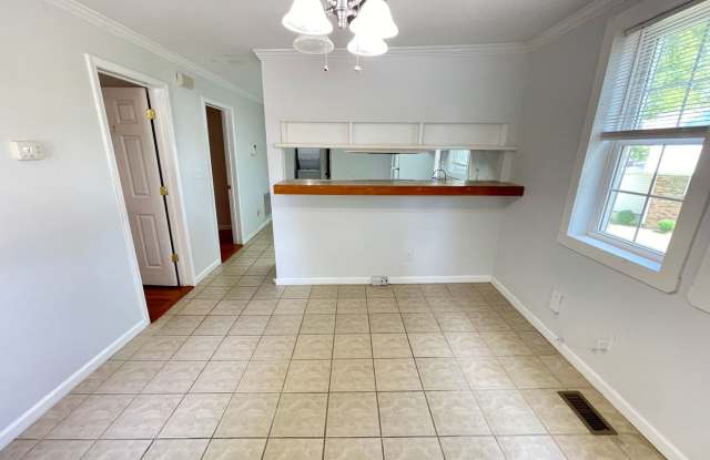 Nice 3br house w/ parking, central AC - walking distance to UNC! Gallery 4