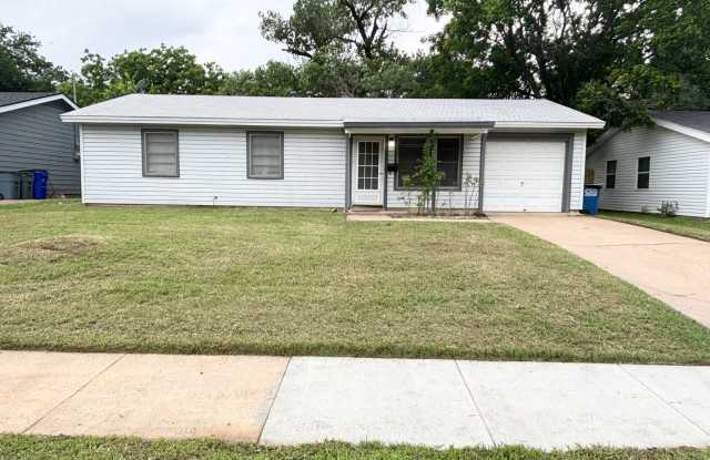 Centrally Located Home - 413 Freestone Drive, Euless, TX 76039