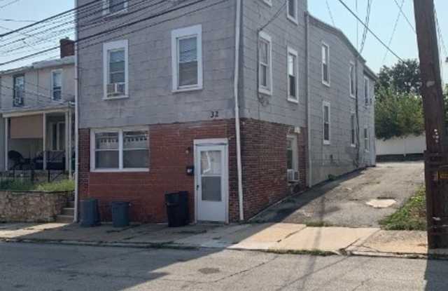 Charming 1BR Duplex in Clifton Heights Gallery 1