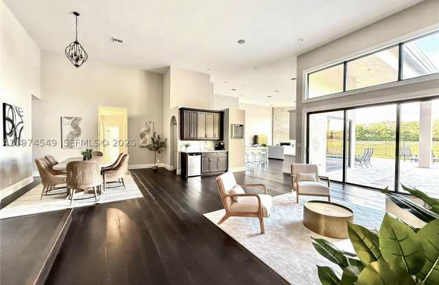 400 Alexandra Cir Gallery 2