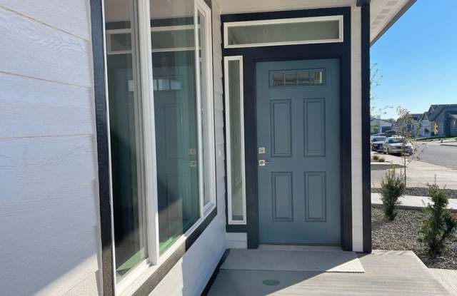 Modern design 3 bed, 2.5 bath duplex Available Now! Gallery 4