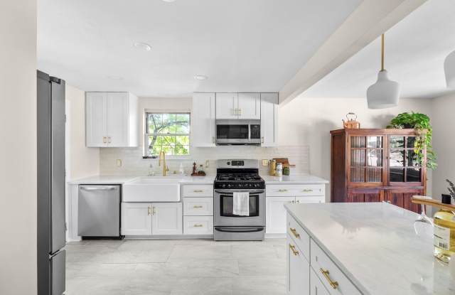 Stunning 3 bedroom home in Forest Hills available now! Gallery 1