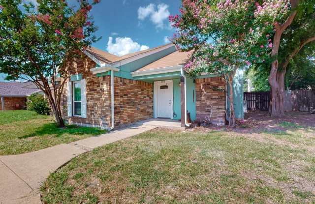 Cozy  Charming Duplex Retreat – Pet-Friendly  Perfectly Located! - 800 Lee Street, Mesquite, TX 75149