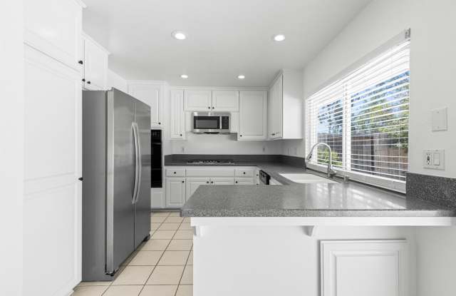 Refreshed 4Bd/2Ba Single Story Carlsbad Home! New carpet! Call to schedule showing! Gallery 3