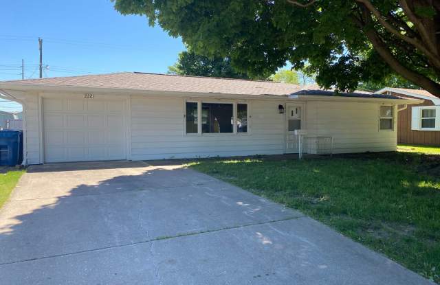 Cozy Silvis Home With Huge Fenced Yard and Attached Garage! photos photos Cozy Silvis Home With Huge Fenced Yard and Attached Garage! photos photos