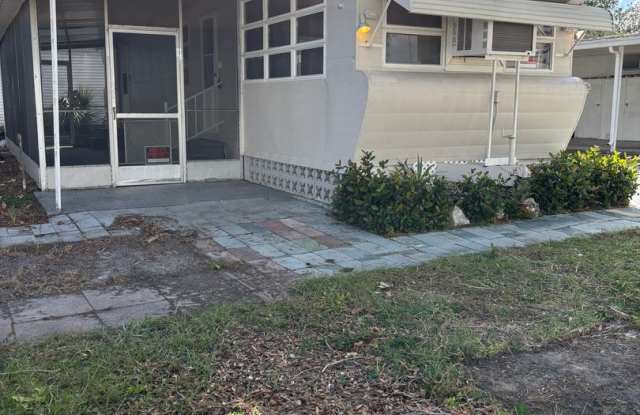 Vintage 1 Bed, 1 Bath Mobile Home in Pic Town Estates! Gallery 3