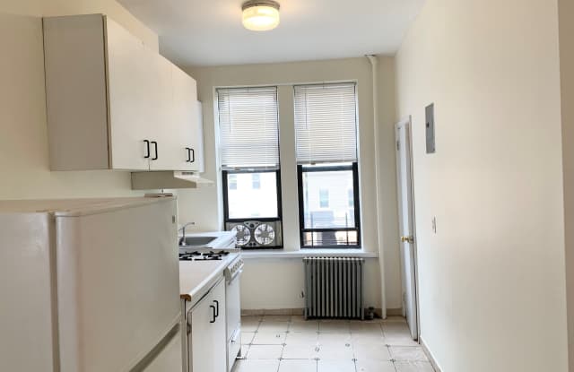 794 Manhattan Avenue Gallery 4