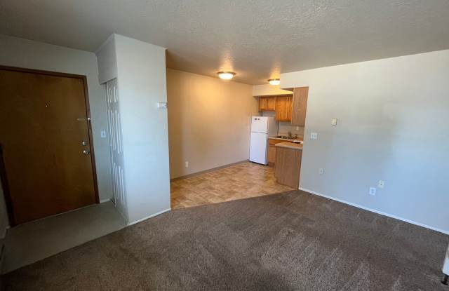 Charming Studio Unit Near Downtown Redmond - The Pines Apartments Gallery 3
