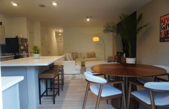 385 NW 9th St photos photos