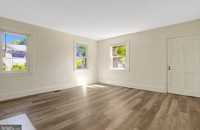 34 E WALNUT Street Gallery 3
