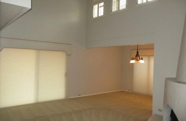 957 East Lois Lane Gallery 4
