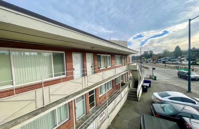 Corner Unit! 1 Bedroom, 1 Bath Apartment in Columbia City, $1500 per month photos photos