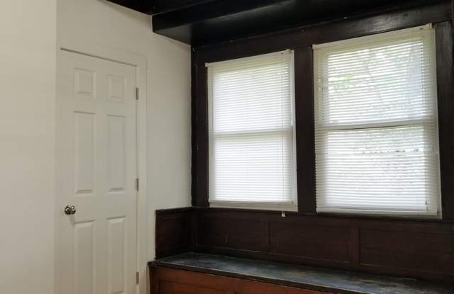 ***AUGUST 2027*** 5 Bed 3 Bath House Downtown Gallery 4