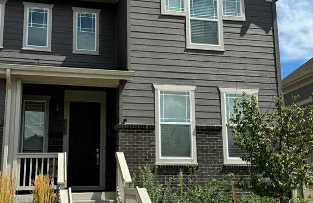 Eco-Friendly 4BR Townhome in Erie photos photos
