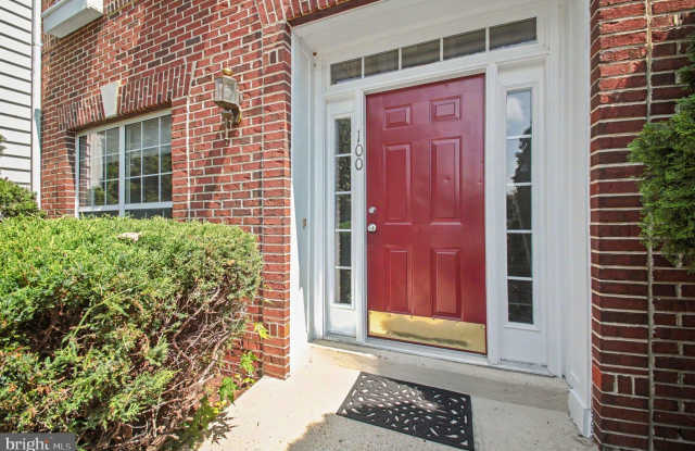 100 MEADOWS Lane Gallery 2
