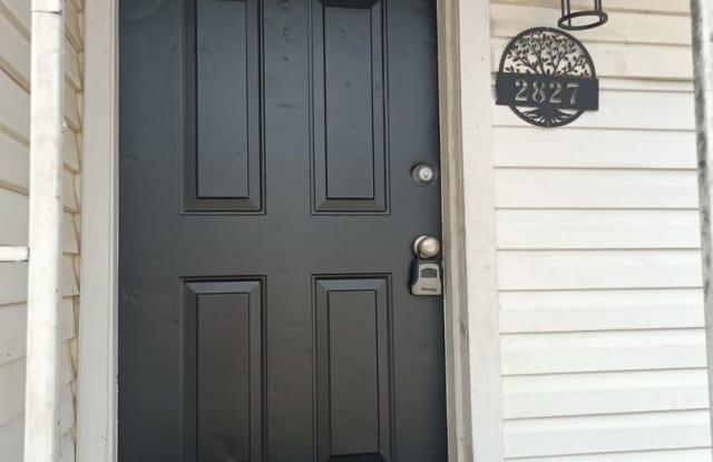 Cute 1 bed spacious unit. Comes with a stove, fridge, wall heater, and window A/C unit photos photos