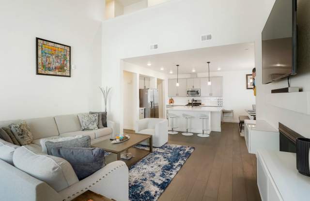 Spacious 3BR 3 Full Bath Condo in Aurora Gallery 3