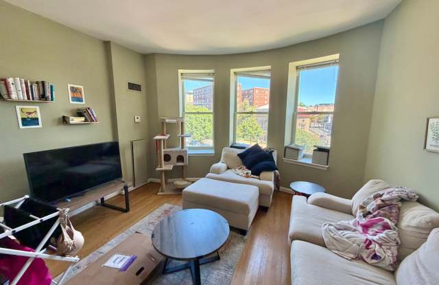 Prime Location! Fabulous 2 bed 2 bath along the U Street Corridor at 16th St NW Gallery 4