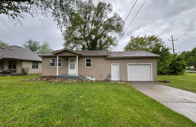 Available Now 2 bedroom 1 bathroom with 2 car garage - 631 North Brown Avenue, Springfield, MO 65802
