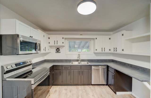 Spacious 3-Bedroom + Office | Updated Kitchen | Pet-Friendly | New North End Burlington photos photos